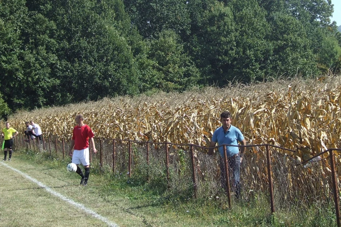 Kad nema skupljača loptu iz kukuruza donose navijači Foto: STOLE