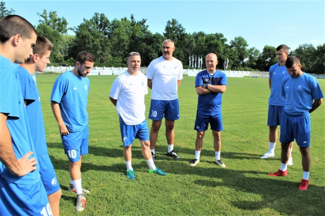 Sportski direktor Bečejaca Miloš Andrić (u sredini) na letošnjim pripremama - Foto: V. JANKOV