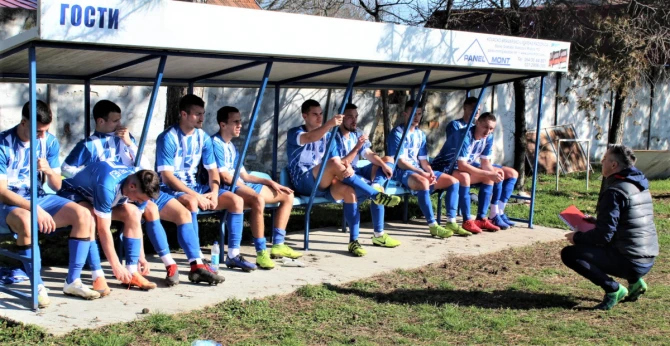 Dogovor kuću gradi - šef Milan Belić sa fudbalerima Bečeja - foto: V. Jankov