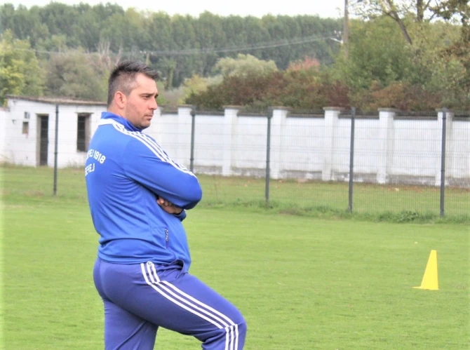 Šef stručnog štaba Bečejaca Strahinja Vasković prati trening  
