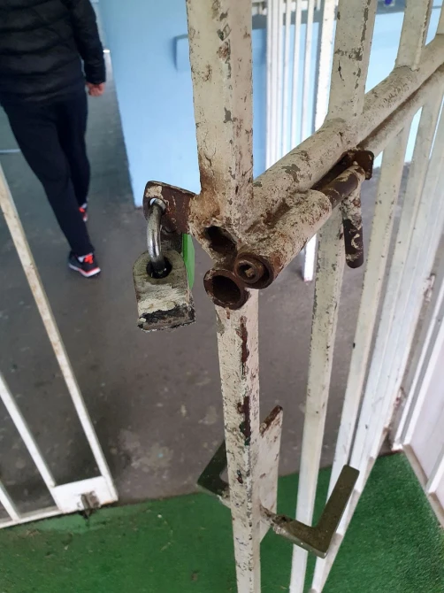 Obijena zaštitna ograda uvod u vandalski čin na Gradskom stadionu u Kraljevu