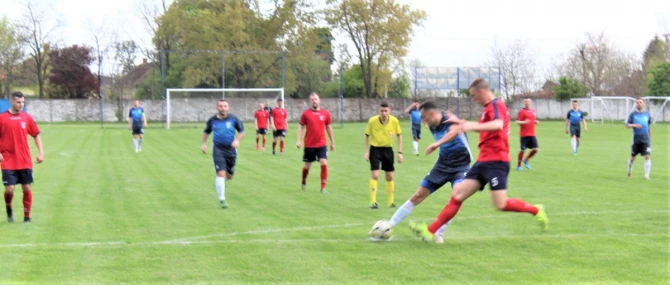 Golgeter Bratislav Jelić šutira na protivnički gol - foto: V. Jankov