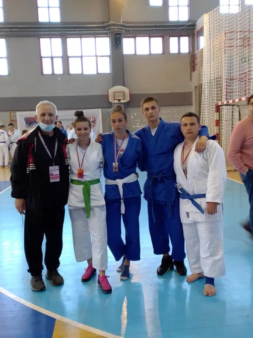 Mladi džudisti Goča iz Vrnjačke Banje sa trenerom Zoranom Stamenićem