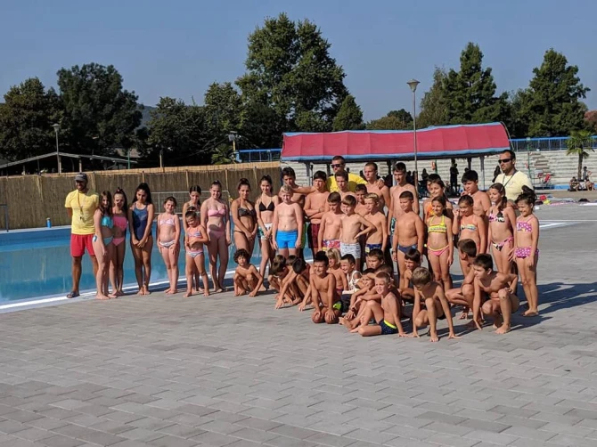 Deca na obuci u školi plivanja, bazeni u Trsteniku