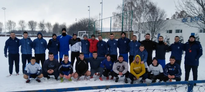 Fudbaleri Borca (Starčevo) sa trenerom Žarkovim