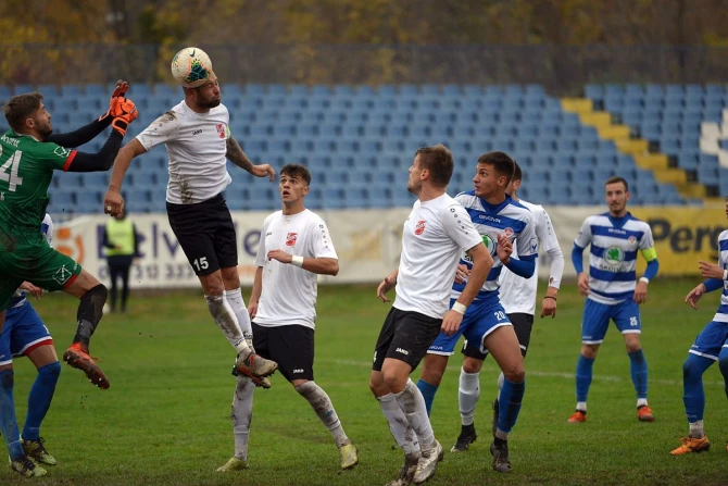 Beskompromisni borac i kapiten kraljevačke Sloge Aleksandar Gojković u skoku Foto: G. Šljivić