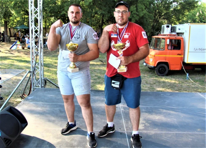 Prvaci u obaranju ruke "Bačko Gradište OPEN 2022" Milan Milosavljević i Nenad Marković - foto: V. Jankov