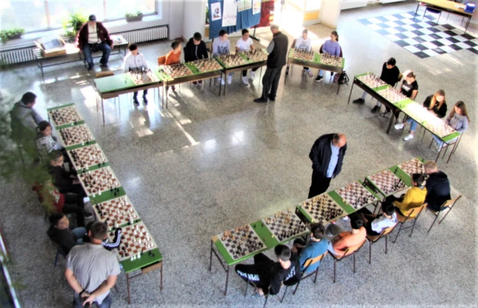 FIDE majstor Momčilo Dragović i majstorski kadidat Ivan Popov u igri sa mladim Bečejcima - foto: V. Jankov