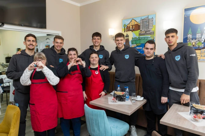 Fudbaleri Železničara sa korisnicima Zvuci srca