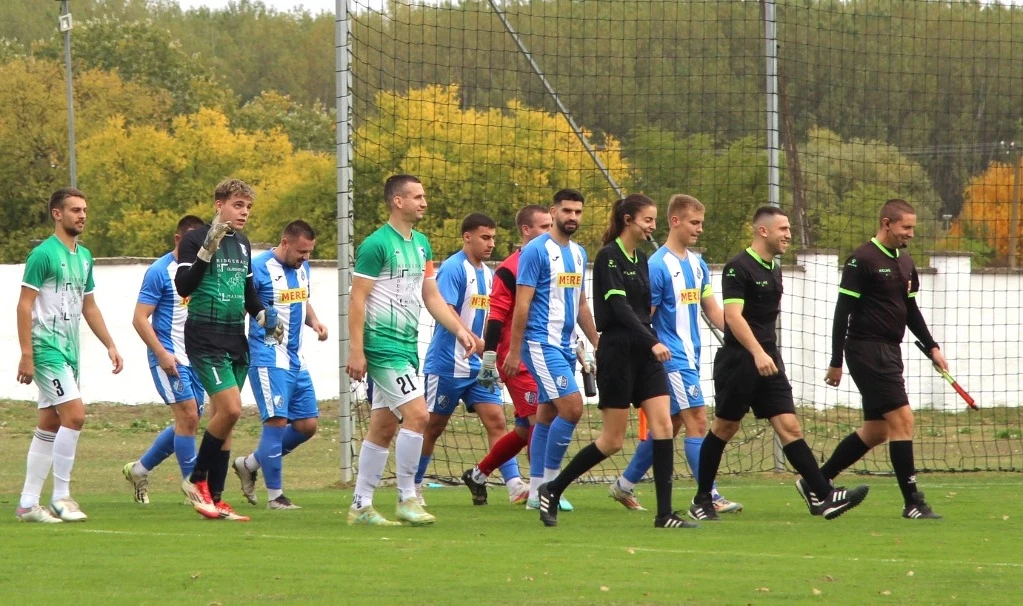 Pred početak jesenjeg opštinskog derbija kraj Tise - foto: V. Jankov       