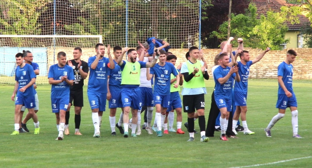 Razumljiva radost Gradištanaca posle pobede u opštinskom derbiju - foto: V. Jankov   