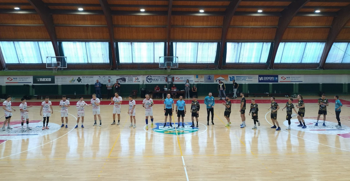Igrači i sudije na početku utakmice u Novom Bečeju (foto: Stevan Davidović)