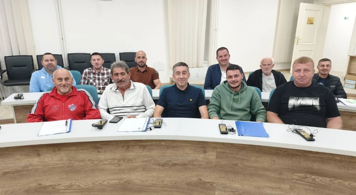 Nikola Nedeljković, sedi u sredini prvog reda, sa članovima Izvršnog odbora i pojedinim članovima Skupštine - foto:Bojan Đulić