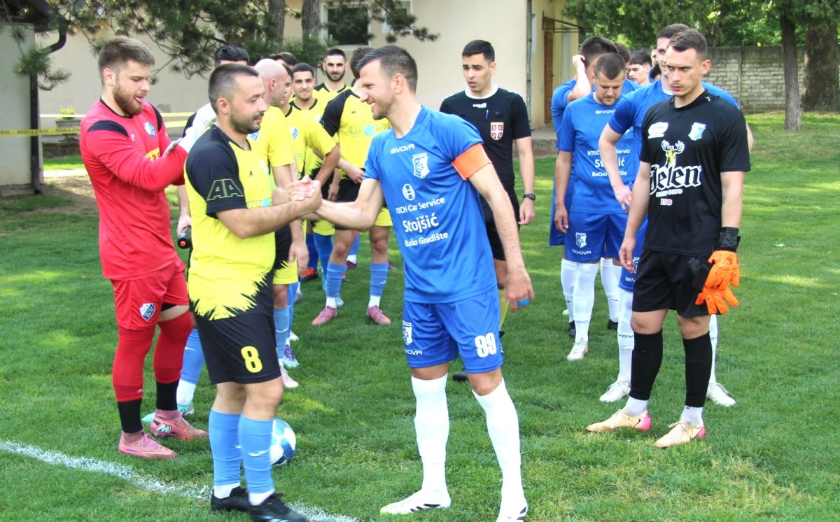 Kapiteni Jović i Dabižljević sa saigračima pre početka utakmice - foto: V. Jankov