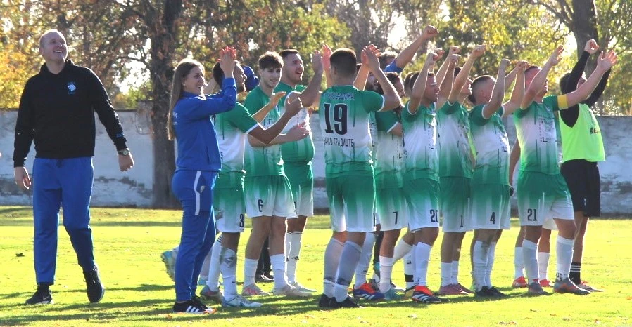 Trener Dušan Medić Beli sa jednim od izdanja Vojvodine - foto:V. Jankov