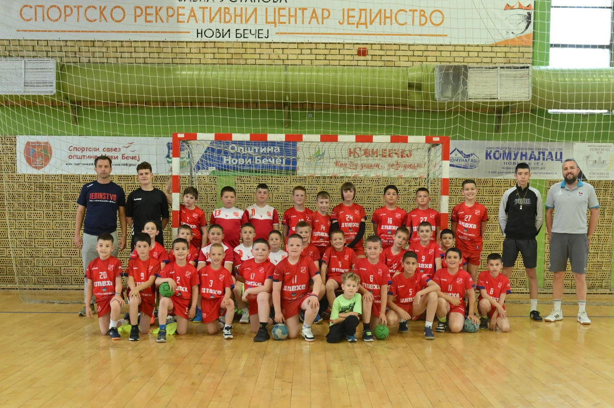 Zajednički snimak mališana iz Novog Bečeja i Kumana sa trenerima (foto: RK Jedinstvo)