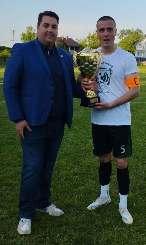 Kapiten Šumadije Stefan Jnjić prima pehar od Stefan Prokića komesara za takmičenje Jaseničke lige - foto: Novica Pavlović