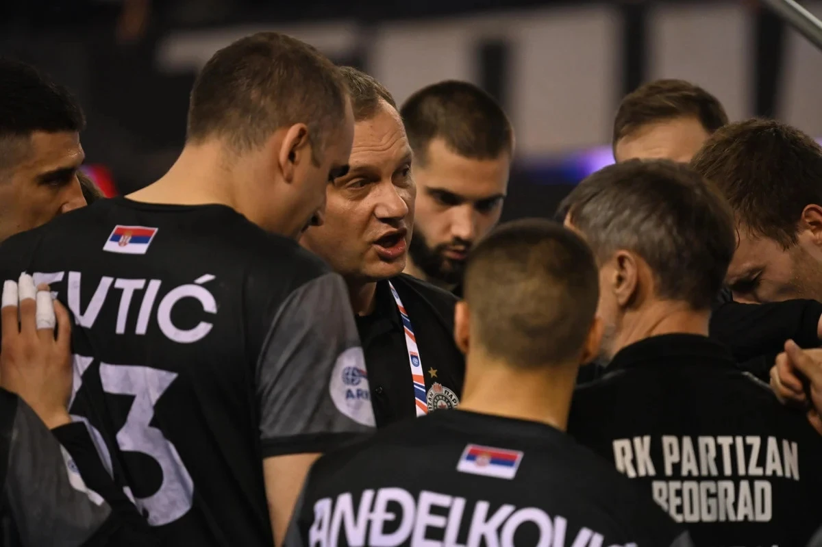 Rukometaši Partizana i trener Đorđe Ćirković - foto: Maja Nastić