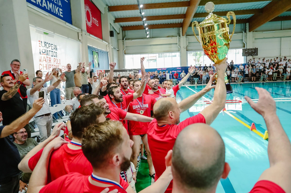 Dodela šampionskog pehara - foto: SPD Radnički