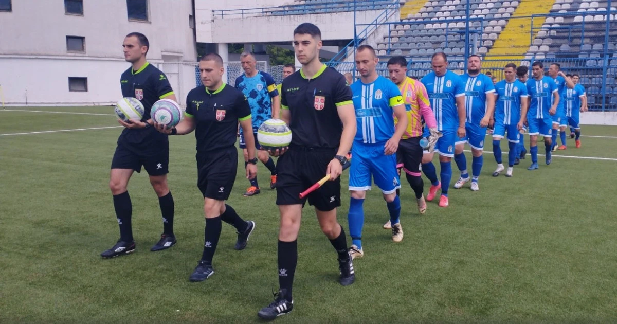 Sudije utakmice, Jovan Pavlović, Vojin Vujović i Luka Matunović izvode igrače Karađorđa i UF Selevac 2025 - foto: Novica Pavlović  