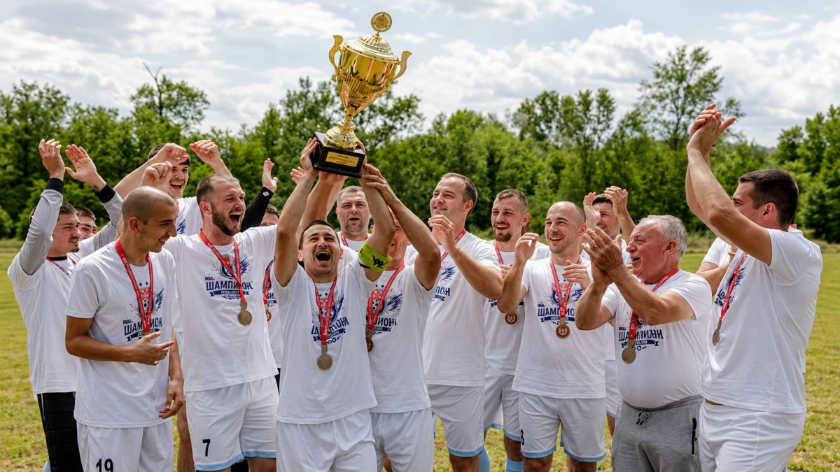 Istorijski trenutak za pamćenje: Fudbaleri FK Kupci podižu šampionski pehar i slave plasman u viši rang takmičenja. (foto: instagram.com/fk.kupci.1935)