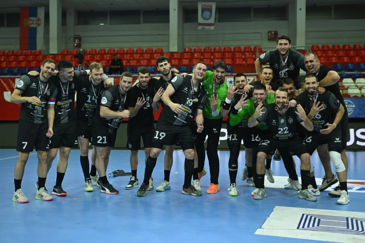 Igrači Partizana proslavljaju osvojenu titulu - foto: Maja Nastić
