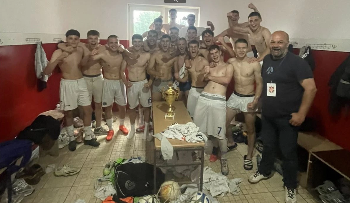 Ekipa Igrači Jasenice i treener Zoran Živanović, proslavljaju  titulu prvaka i pobedu u susretu sa Mladim radnikom - foto: FK Jasenica 2017