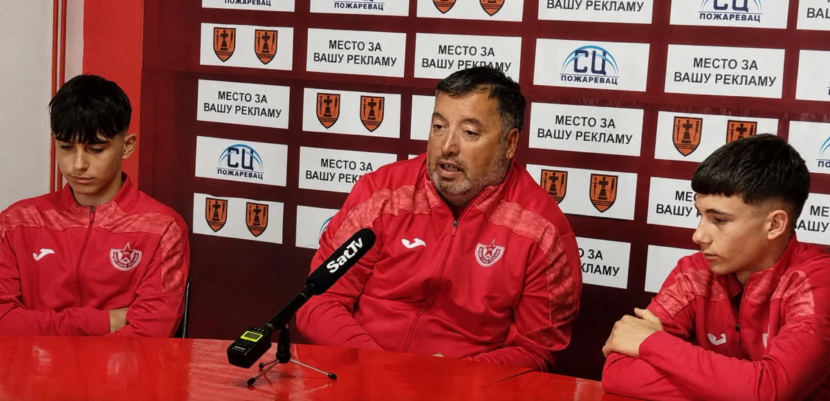 Trener prvog tima Vladimir Vlajović i dvojica najmlađih prvotimaca, Andrija Stanojević i golman Lazar Trajković - foto: fkmladiradnik1926.com
