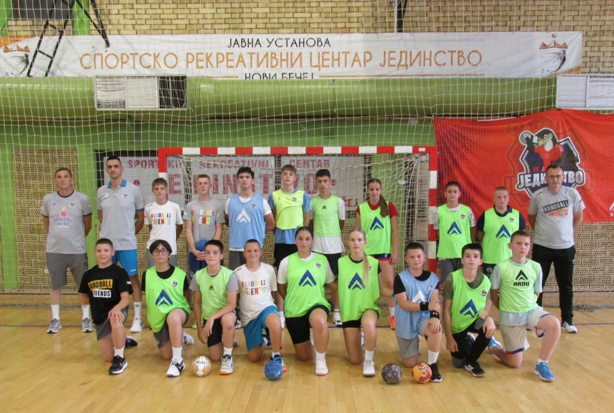 Učesnici i treneri 6. rukometnog kampa u Novom Bečeju (foto: Stevan Davidović)