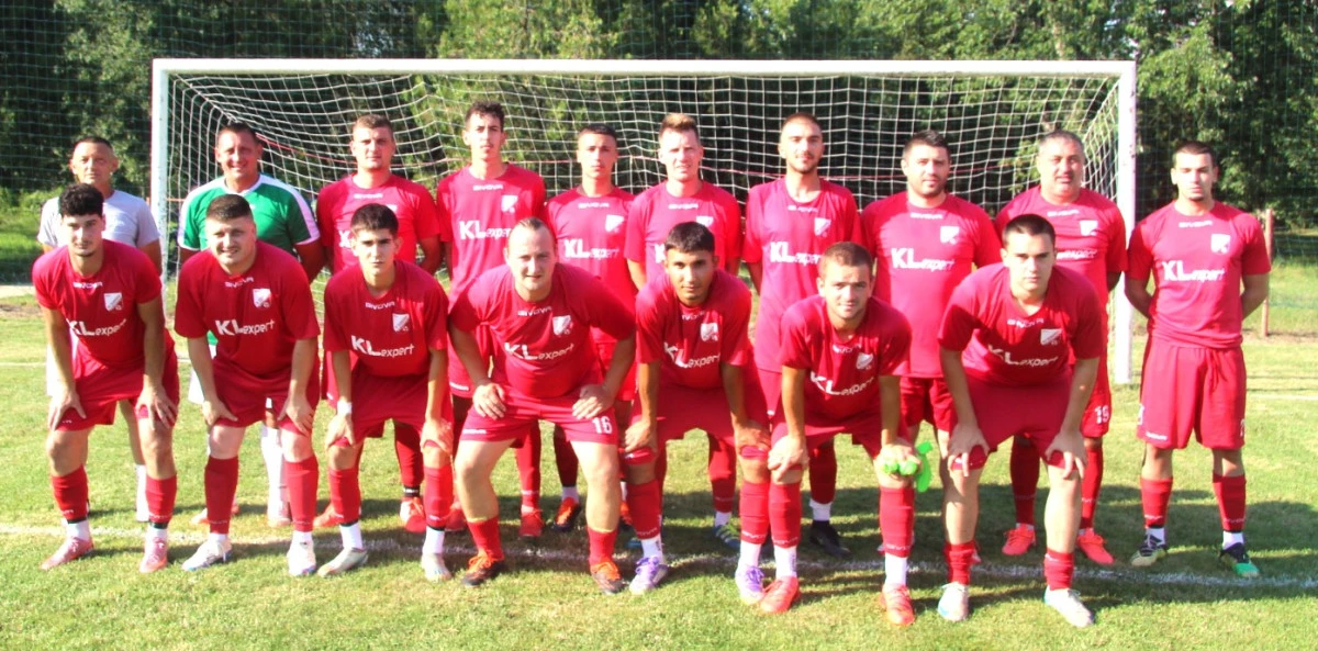 Najzad područni ligaši: Fudbaleri Jedinstva sa trenerom Borisom Nađom - foto: V. Jankov