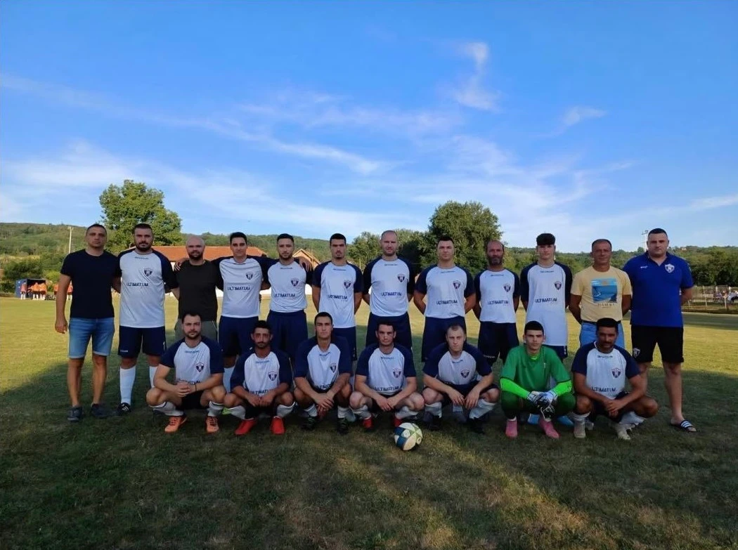 Ekipa Bukovca sa trenerom Dejanom Keljaćom i članovima rukovodstva - foto: Arhiva FK Bukovac