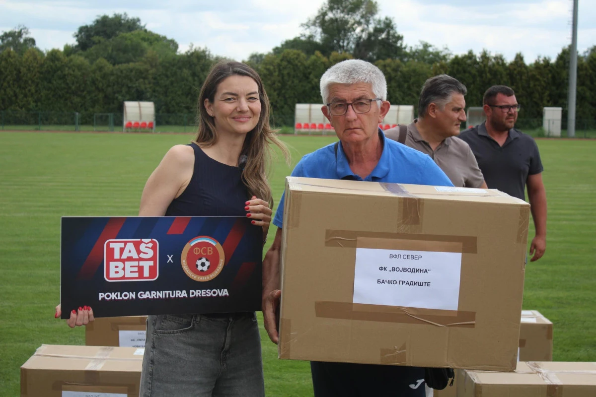 U ime FK Vojvodine poklon je primio Dušan Barać, a ispred OFK Bečeja Milan Brkljač. Foto: FSV