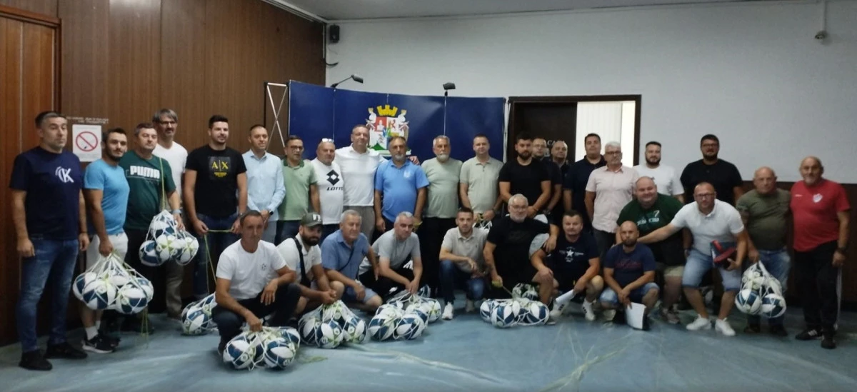 Snimak za uspomenu: svi učesnici Konferencije FS Podunavskog okruga, Nebojša Živanović, predsednik, Darko Bradonjić, generalni sekretar FS RZS, i rukovodstvo FS Podunavskog okruga posle uručenja lopti - foto: Novica Pavlović
