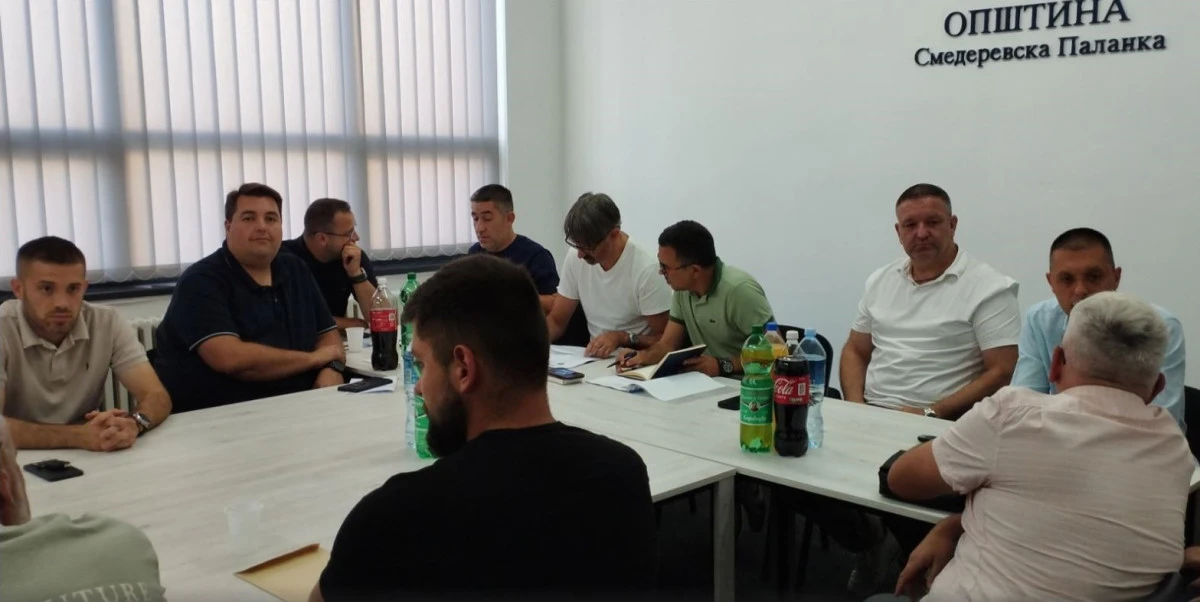 Na Konferenciji klubova, sleva nadesno: Aleksandar Govedarović, Stefan Prokić, dr Milan Brkić, Nikola Nedeljković, Bojan Đulić, Goran Lazić, Nebojša Živanović i Darko Bradonjić - foto: Novica Pavlović