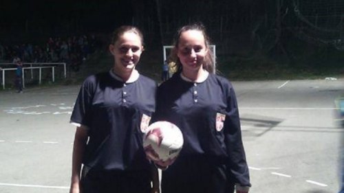 Mlade dame u ulozi fudbalskih sudija