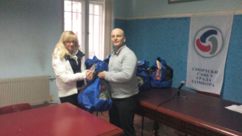 Sombor : Podela sportske opreme školama