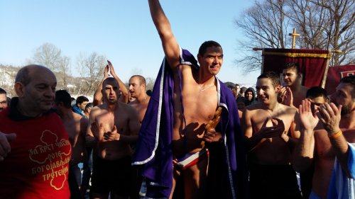 Marko Đokić prvi doplivao do časnog krsta