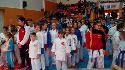 Članovi karate kluba Knjaz iz Aranđelovca iz Bugarske sa tri srebra i tri bronze