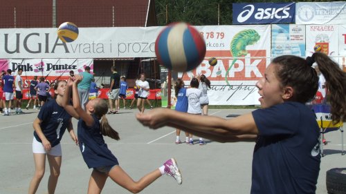 Druga smena desetog izdanja škole odbojke u Mitrovom Polju