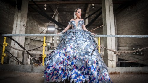 Milica Dabović u haljinama od limenki Milice Marinković