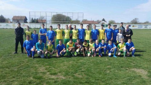 Revija pionirskog fudbala u Novim Karlovcima