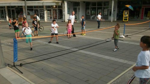 Deca promovisala teniski sport u centru Trstenika