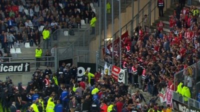 Srušila se tribina, trojica navijača životno ugrožena