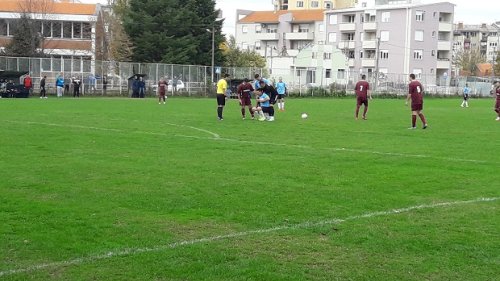 U neobičnoj utakmici, kasnila je skoro sat ipo, promenjen je i teren, rivali zasluženo podelili bodove!, Zona "Jug"