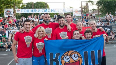 Trojka iz bloka na Trgu republike