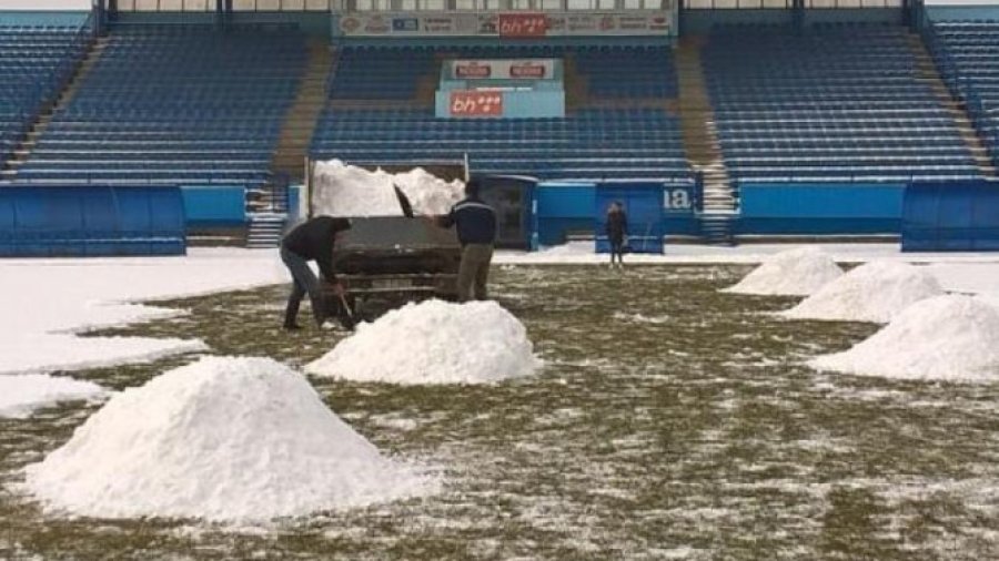 Radnik čini sve da teren bude spreman za vikend