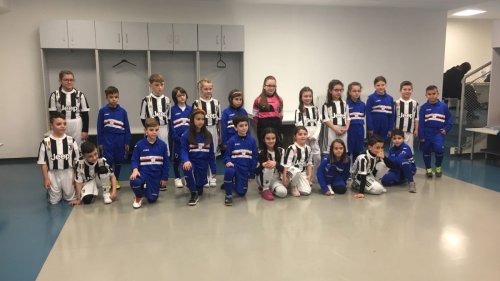 Deca zaposlenih u kompaniji  FCA Srbija na terenu sa fudbalerima Juventusa