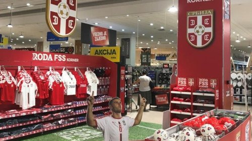 Ekskluzivno: Originalni dresovi srpskih fudbalera u Rodama širom Srbije