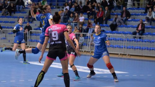 Naisa lako do osmine finala Čelendž kupa, Superliga