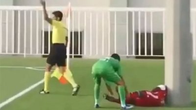 Fudbaler udario u metalni stub